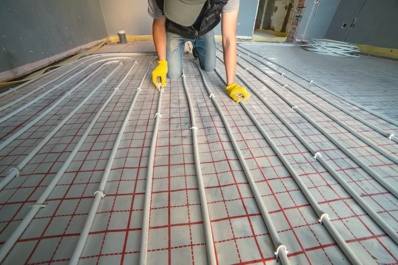Installateur installeert verwarmingssysteem